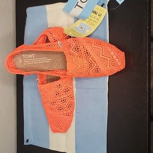 NWT Women's TOMS Size 6